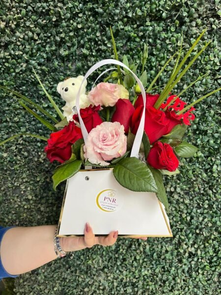 Aşkın Zarafeti Gül Kutu Aranjmanı